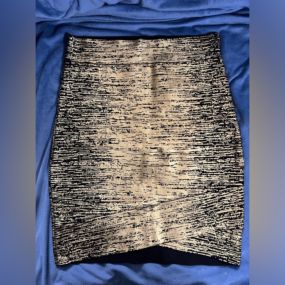 BCBGMAXAZRIA power skirt Small size. Gold & black